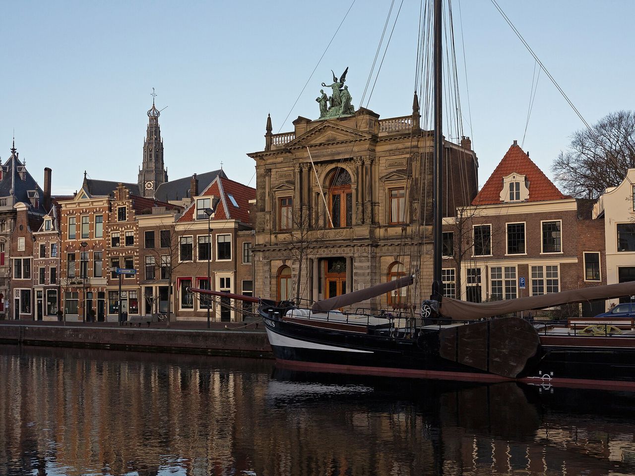 Het Teylers Museum aan het Spaarne in Haarlem