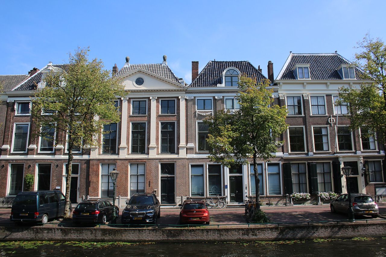 Grachtenpanden aan het Rapenburg in Leiden