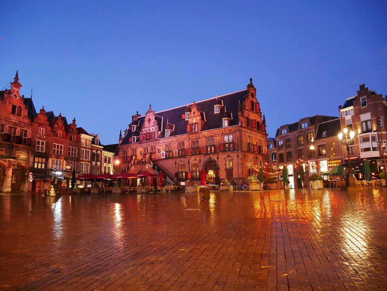 De Grote Markt in Nijmegen in de schemering