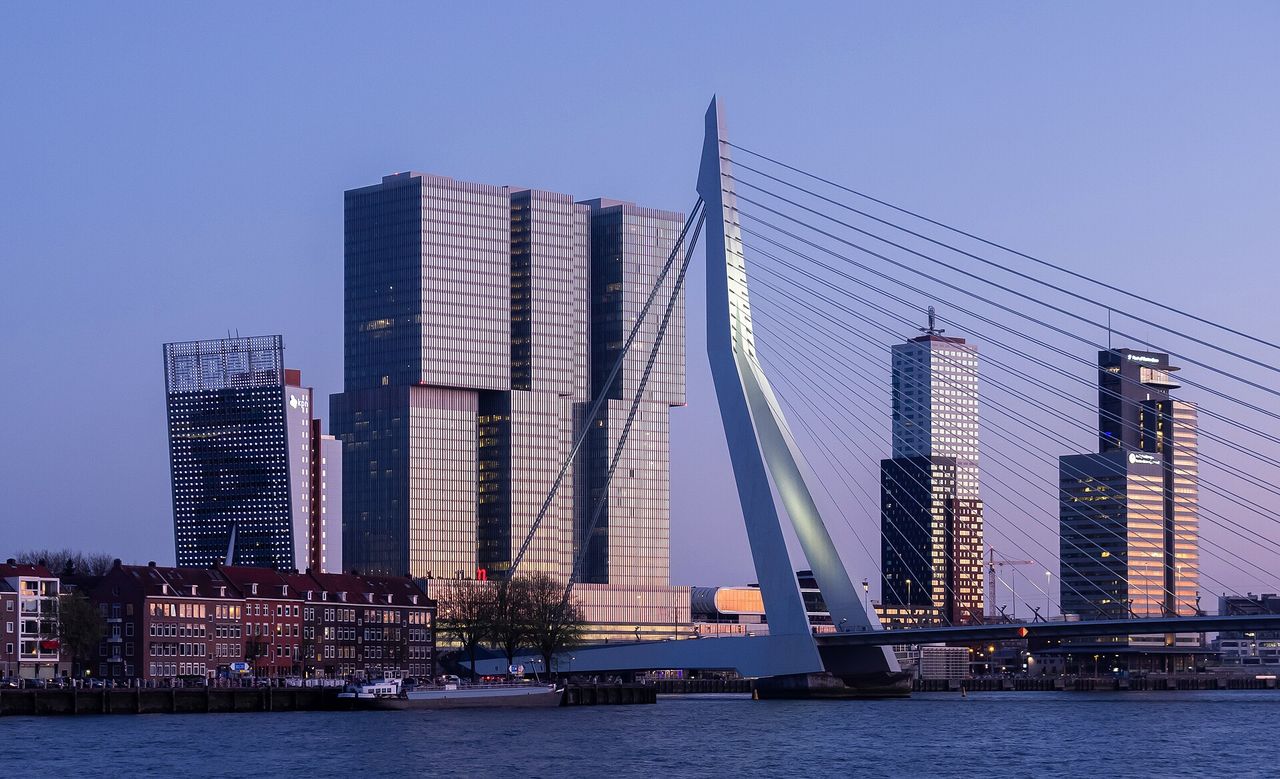 De Erasmusbrug en de Kop van Zuid in Rotterdam